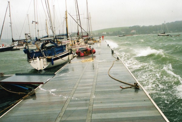 Wavebreak pontoon