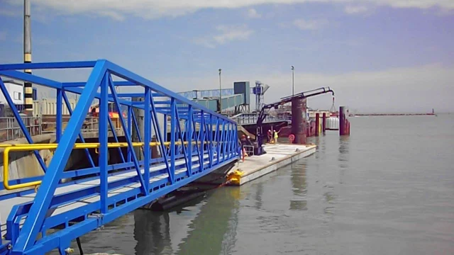 Testing the crane on pontoon, Ramsgate Vattenfal Offshore Wind Shore Base